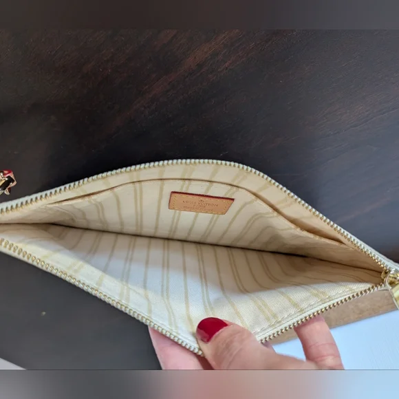 Checkered Wristlet Pochette - Picture 5 of 8